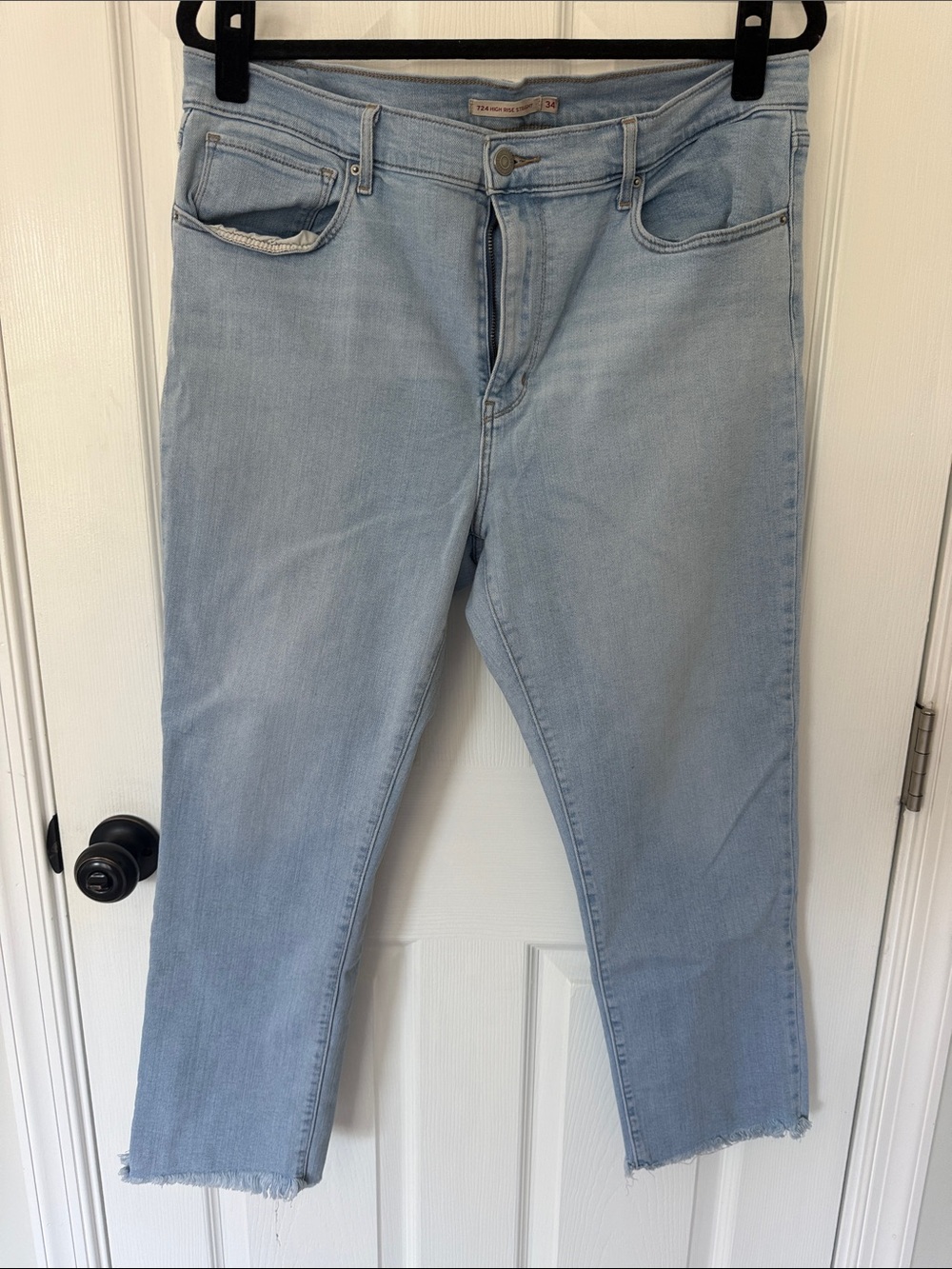 Light Wash Women’s Crop Jeans